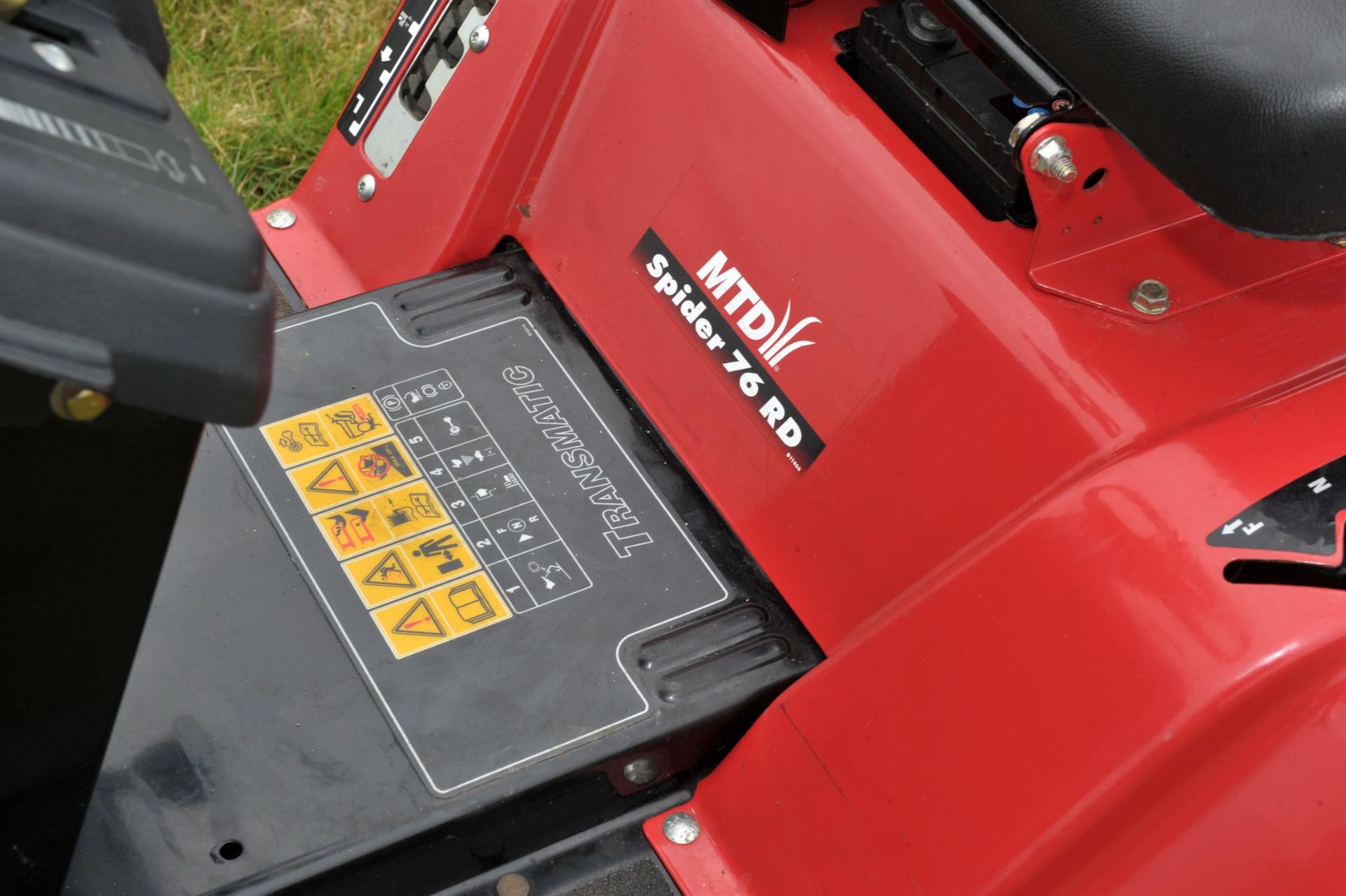 MTD Spider 76 RD Ride on Garden lawn mower. It comes with a grass collection box. - Image 7 of 14