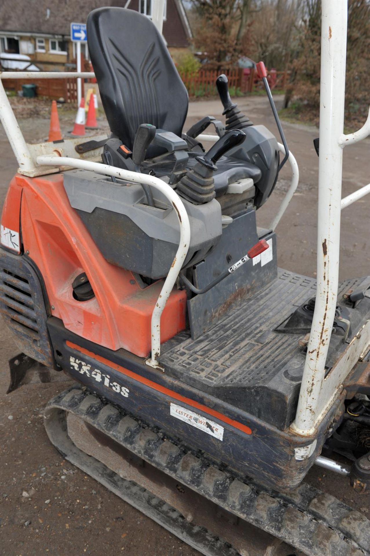 Kubota 1.5 ton digger KX413S. This mini digger comes in working order with its 3 digger buckets it - Image 7 of 10