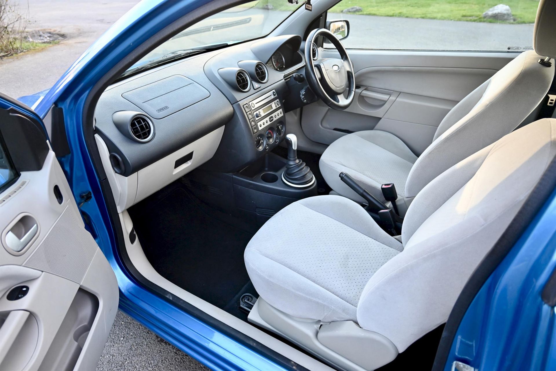 2004 Ford Fiesta 1.4 Ghia 3-door hatchback. Registration number: EO54 JNK. Metallic Aquarius Blue, - Image 9 of 16