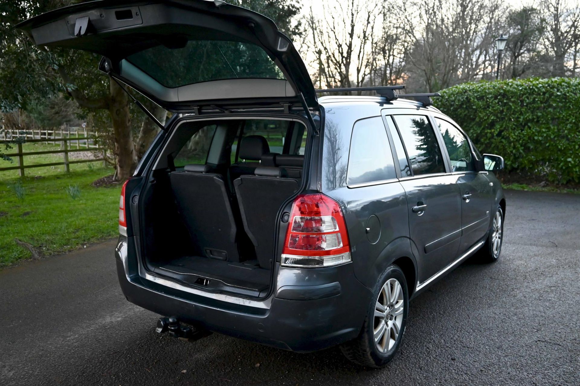 2011 Vauxhall Zafira 1.8 Design 5-door MPV. Metallic Grey, Petrol, 5-Speed Manual Full details - Image 9 of 11