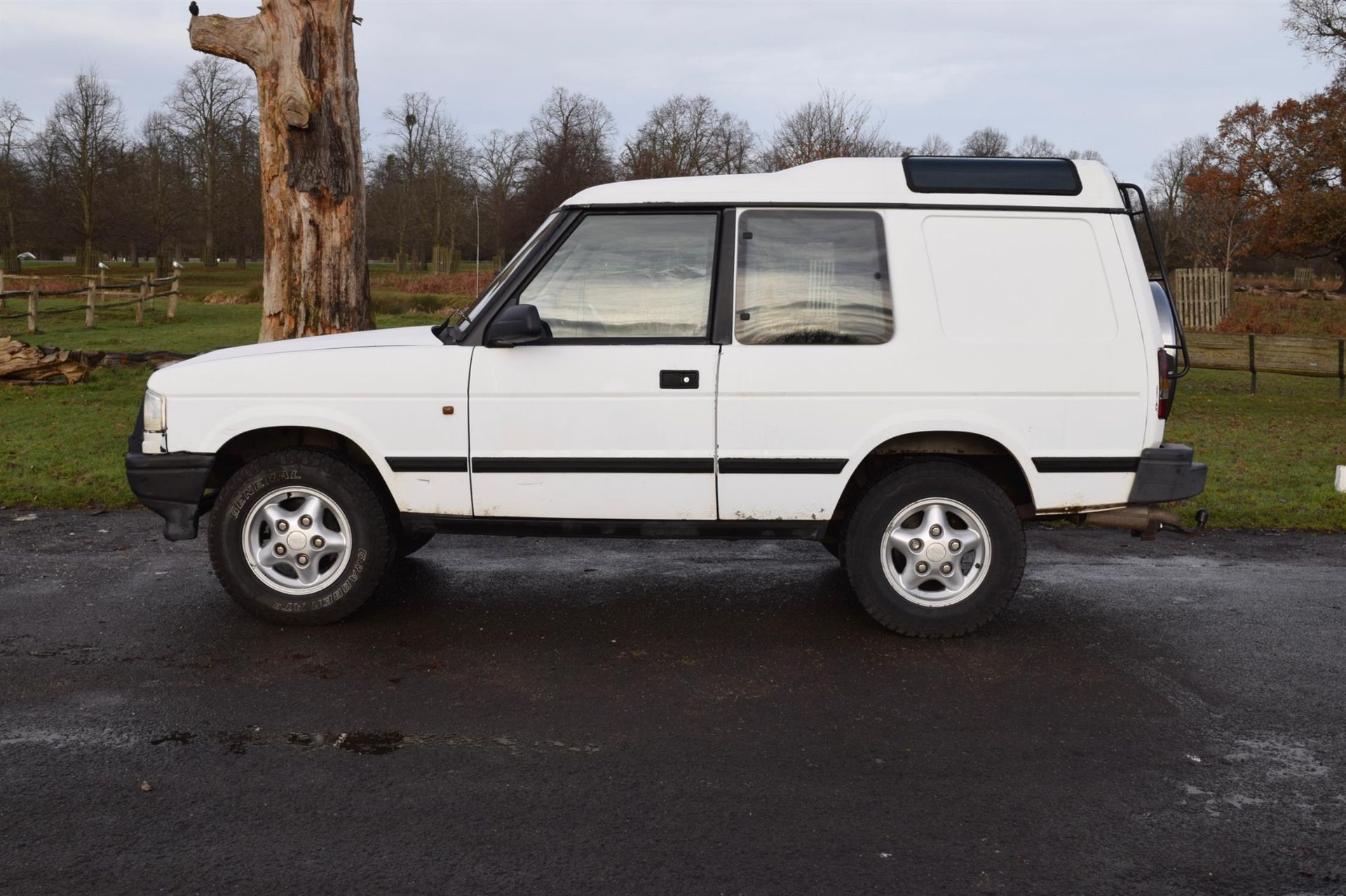 1998 Land Rover Discovery 2-Door R41 KAA. 2-door Land Rover Discovery 300 TDI, which was first - Image 13 of 41