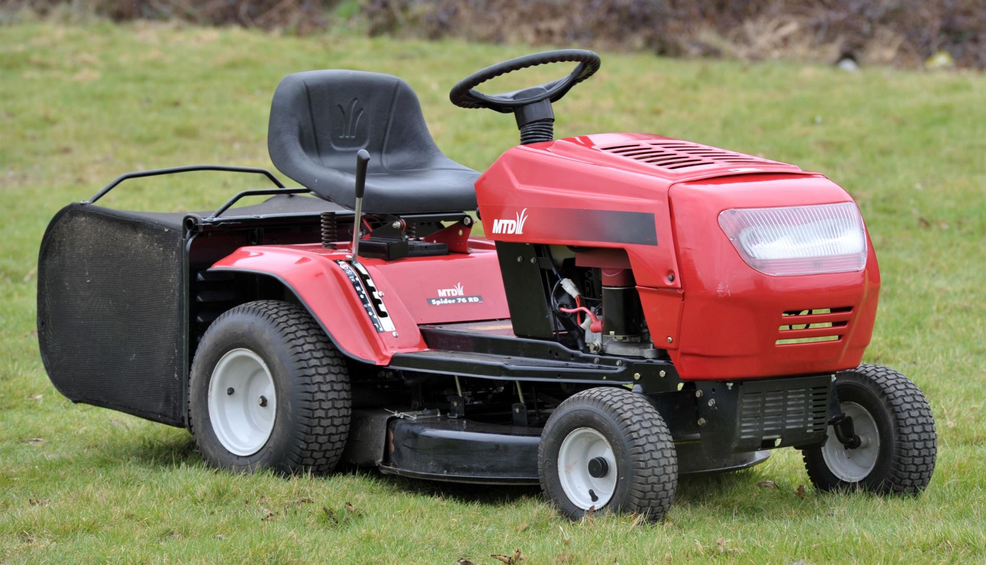 MTD Spider 76 RD Ride on Garden lawn mower. It comes with a grass collection box.