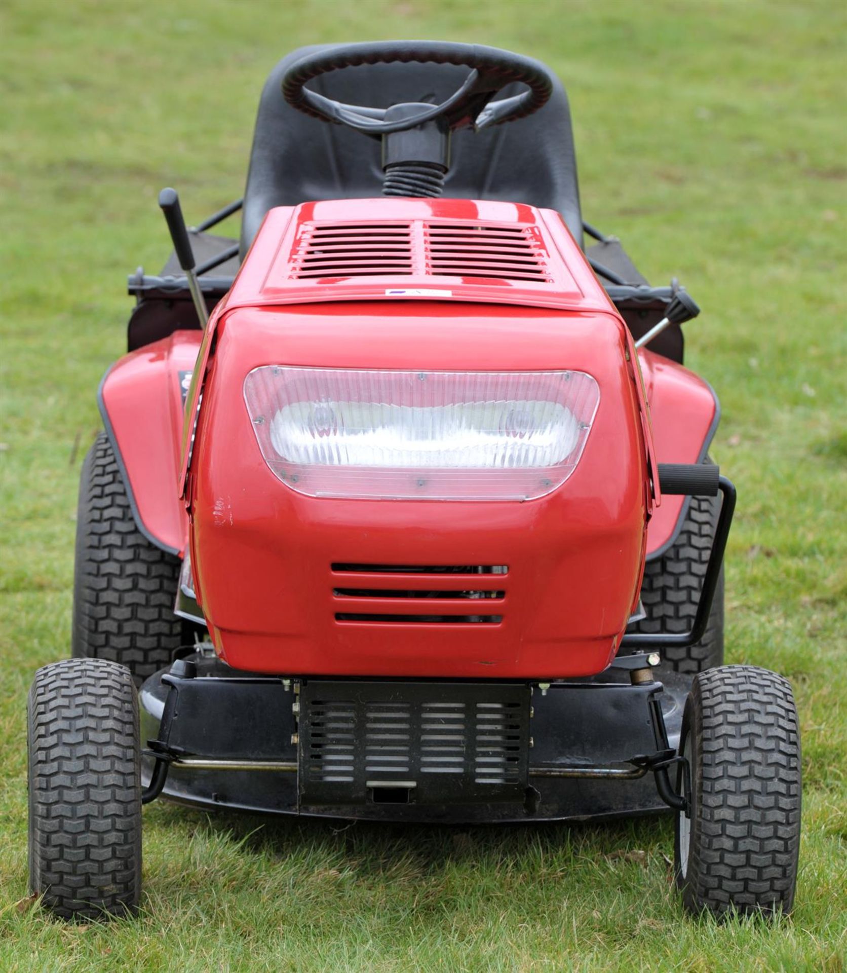 MTD Spider 76 RD Ride on Garden lawn mower. It comes with a grass collection box. - Image 4 of 14