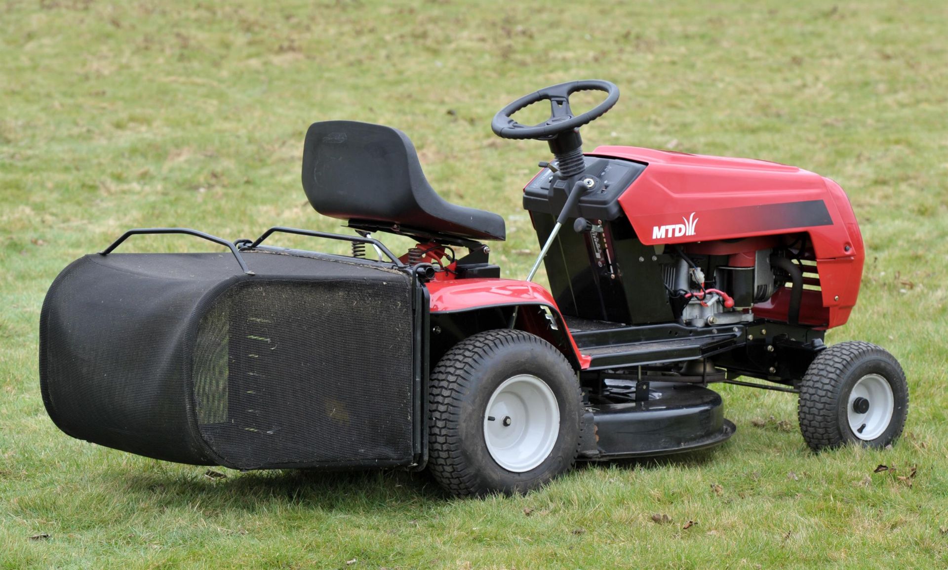 MTD Spider 76 RD Ride on Garden lawn mower. It comes with a grass collection box. - Image 2 of 14