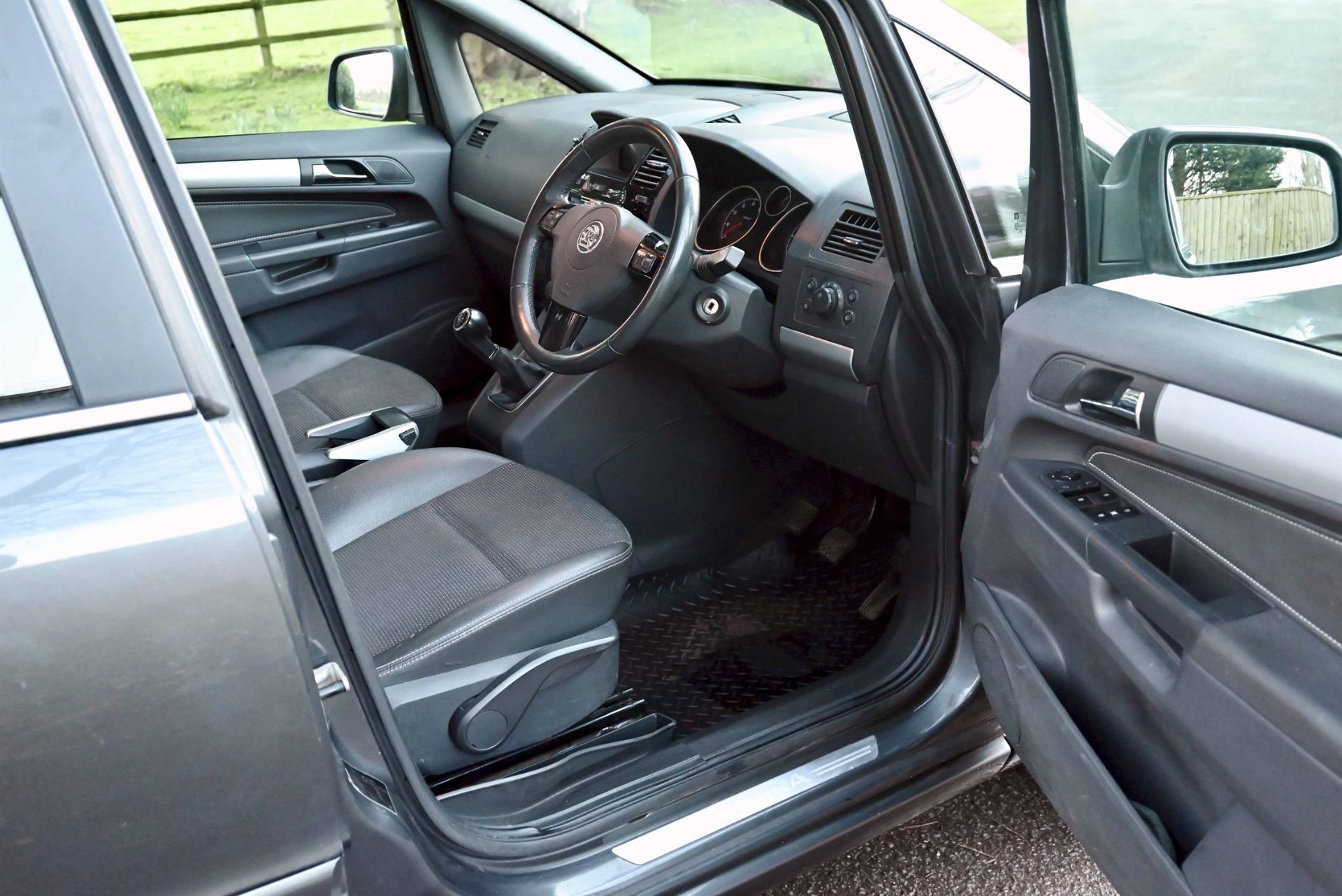 2011 Vauxhall Zafira 1.8 Design 5-door MPV. Metallic Grey, Petrol, 5-Speed Manual Full details - Image 5 of 11