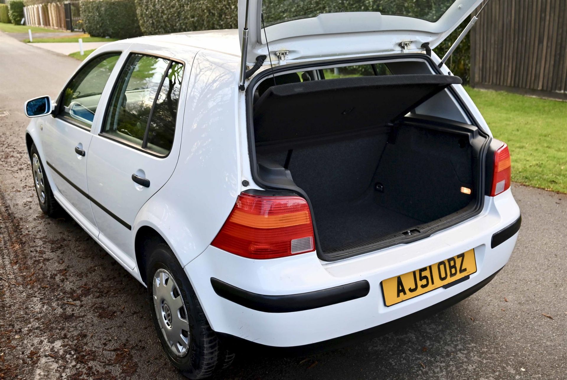 2001 VW Golf 1.6 S Auto 5-door Hatchback. Registration number AJ51 OBZ. White with black cloth - Image 8 of 14