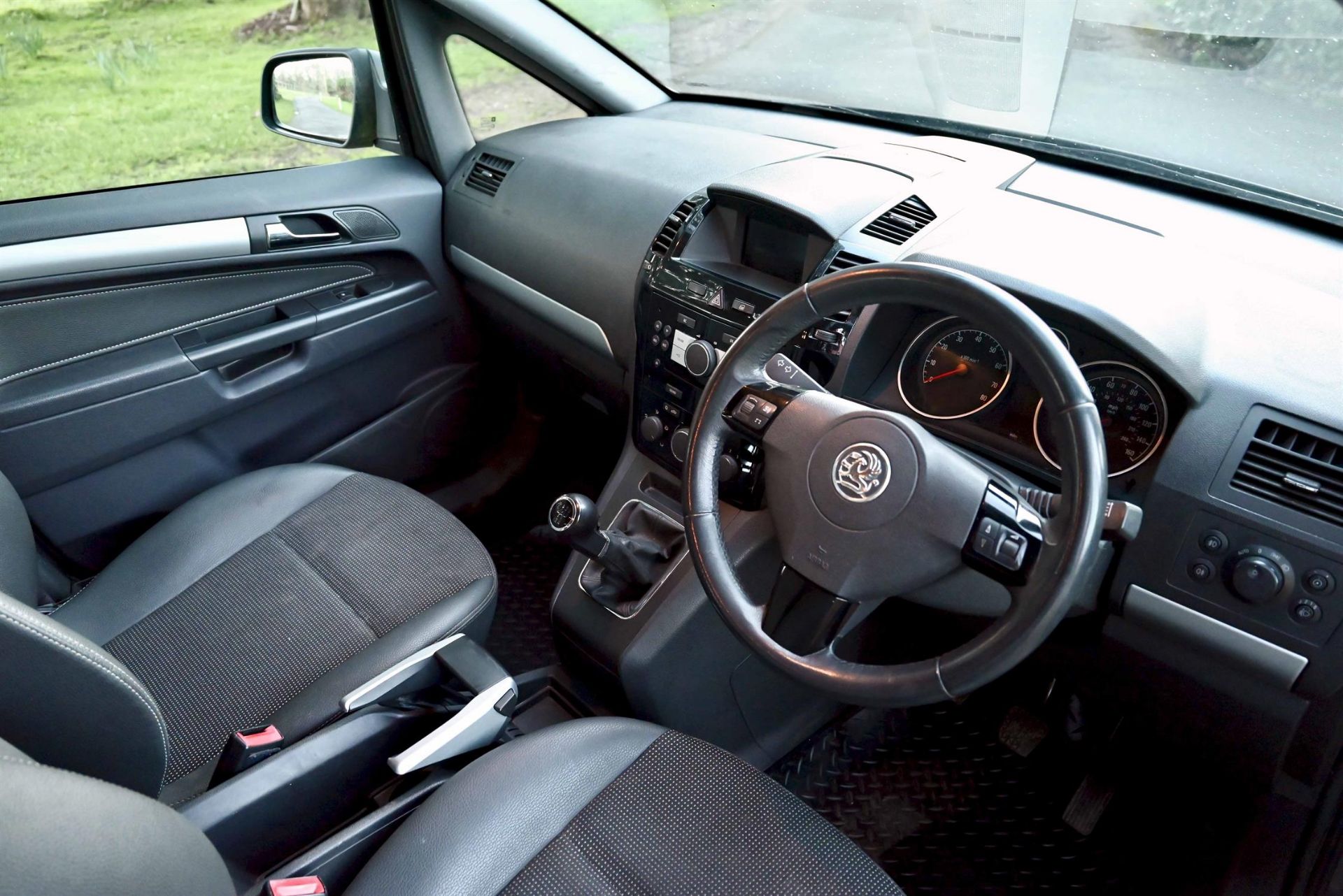 2011 Vauxhall Zafira 1.8 Design 5-door MPV. Metallic Grey, Petrol, 5-Speed Manual Full details - Image 6 of 11