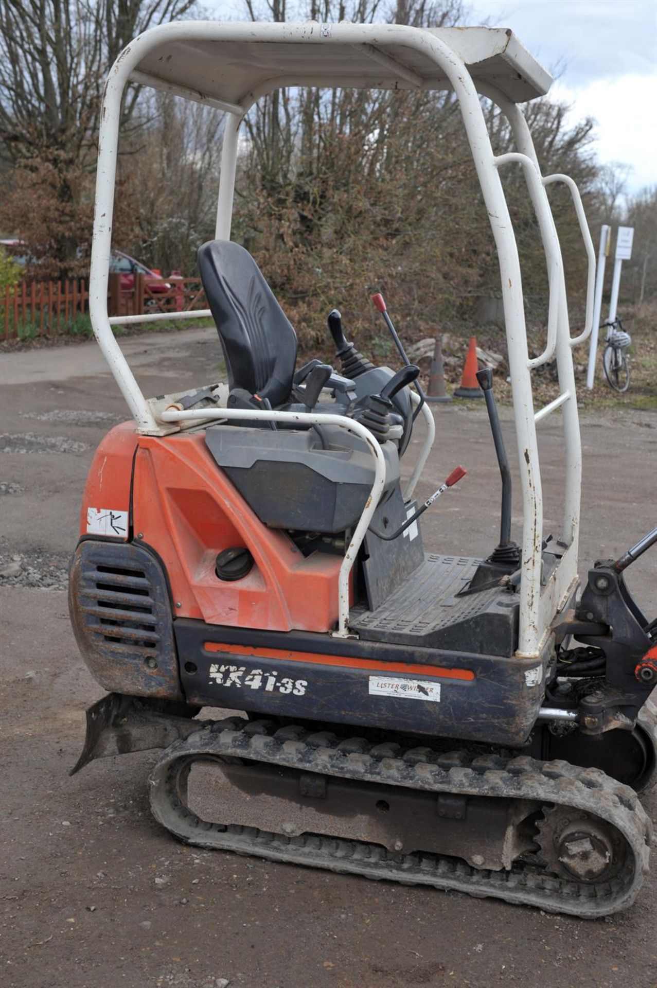 Kubota 1.5 ton digger KX413S. This mini digger comes in working order with its 3 digger buckets it - Image 8 of 10