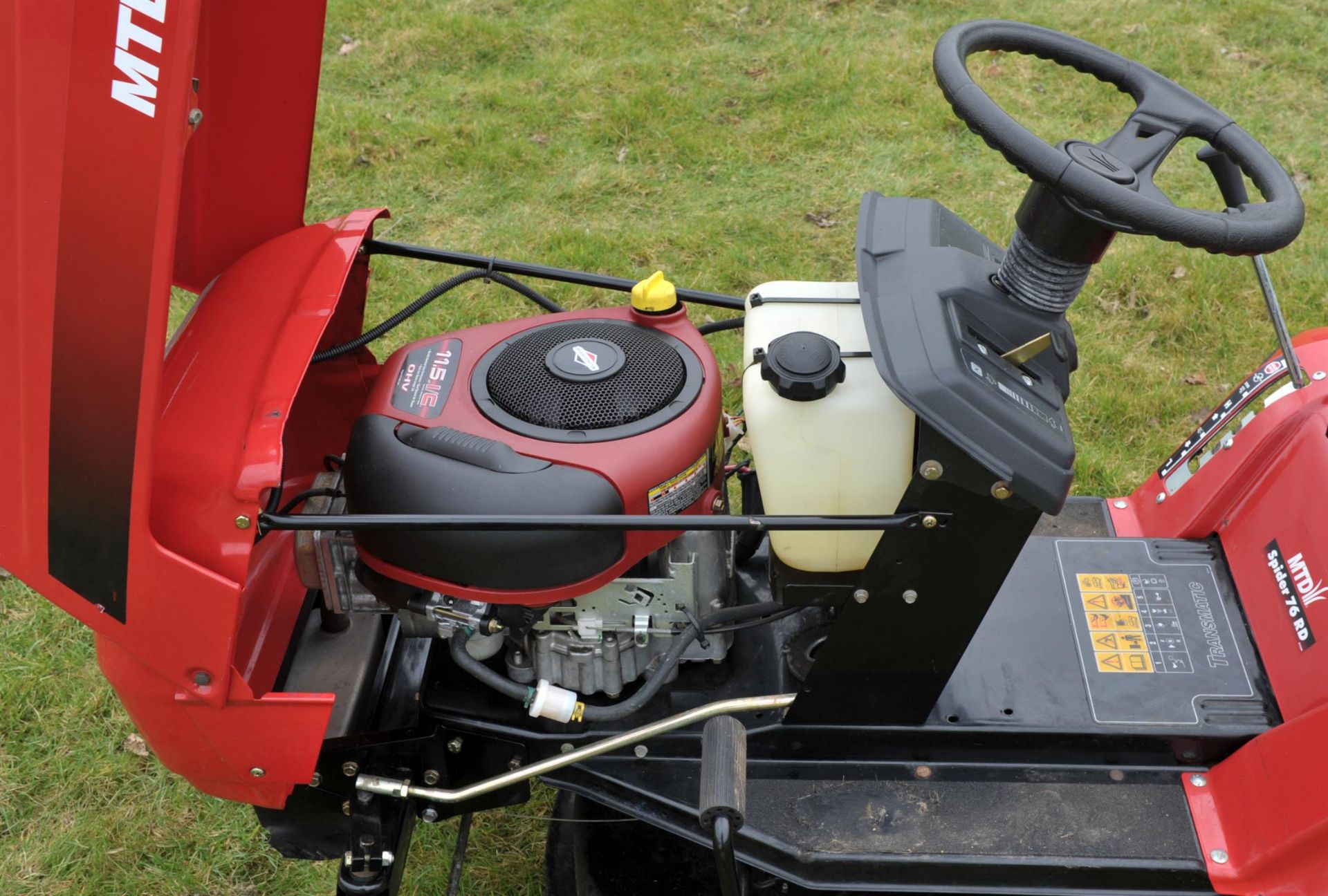 MTD Spider 76 RD Ride on Garden lawn mower. It comes with a grass collection box. - Image 5 of 14