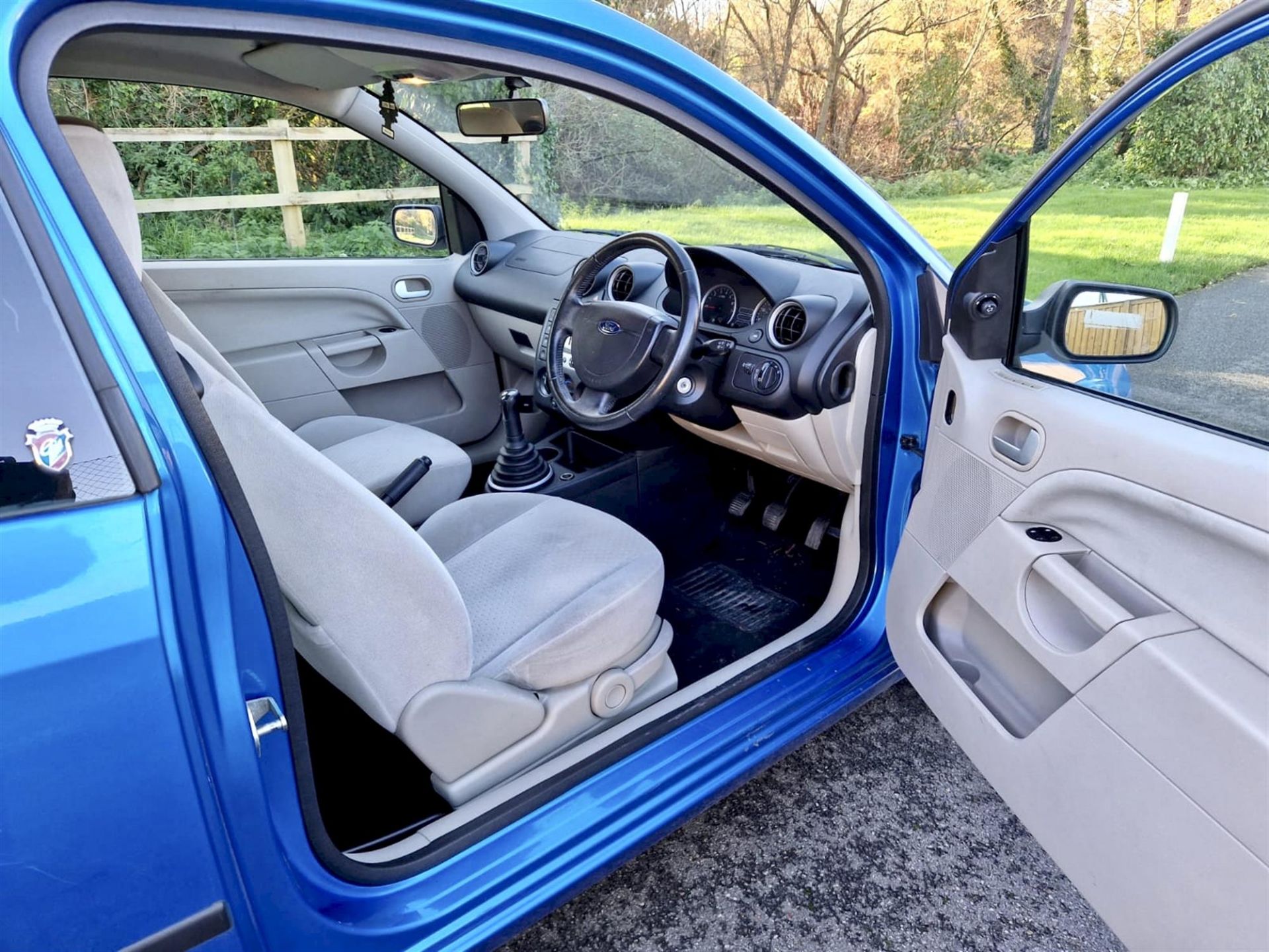 2004 Ford Fiesta 1.4 Ghia 3-door hatchback. Registration number: EO54 JNK. Metallic Aquarius Blue, - Image 7 of 16