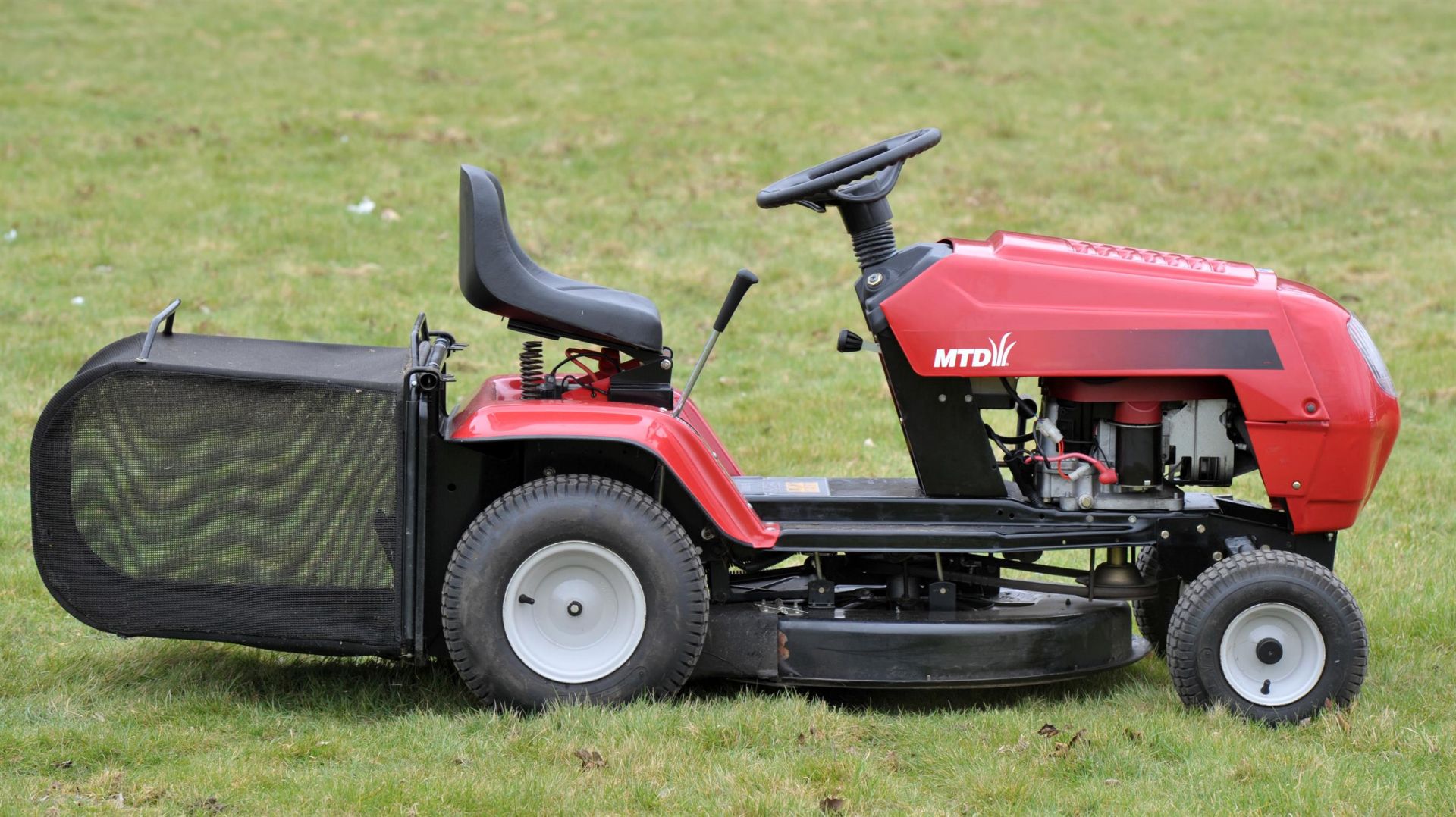 MTD Spider 76 RD Ride on Garden lawn mower. It comes with a grass collection box. - Image 14 of 14