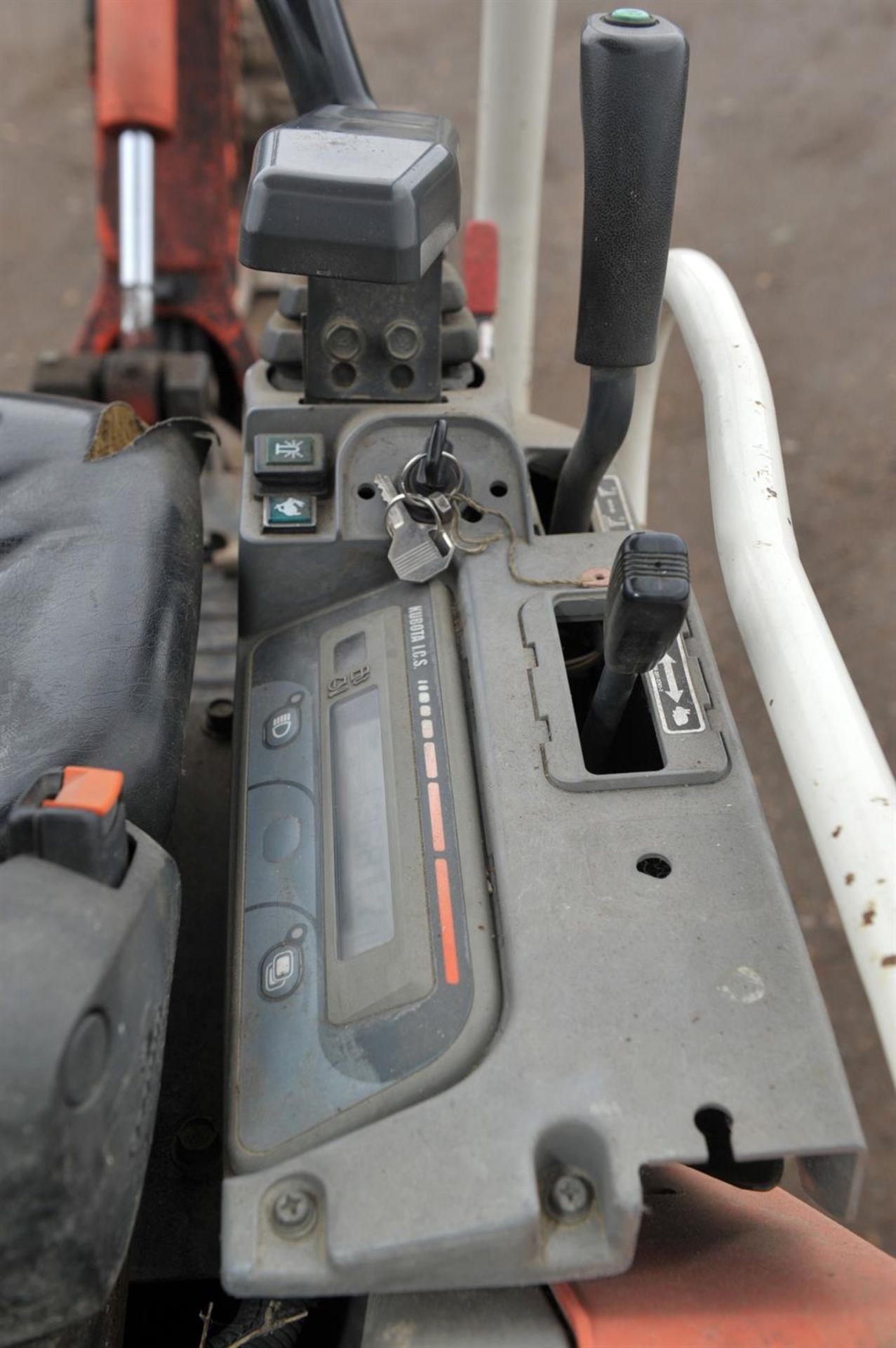 Kubota 1.5 ton digger KX413S. This mini digger comes in working order with its 3 digger buckets it - Image 6 of 10