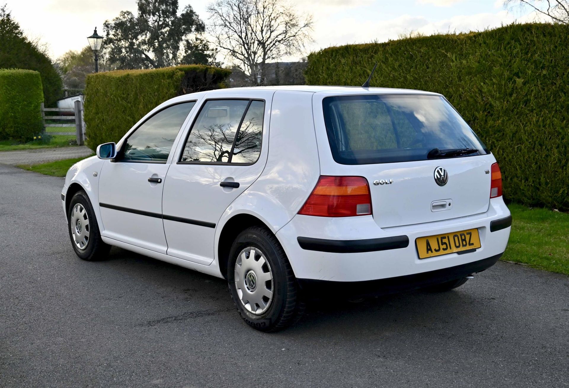 2001 VW Golf 1.6 S Auto 5-door Hatchback. Registration number AJ51 OBZ. White with black cloth - Image 4 of 14