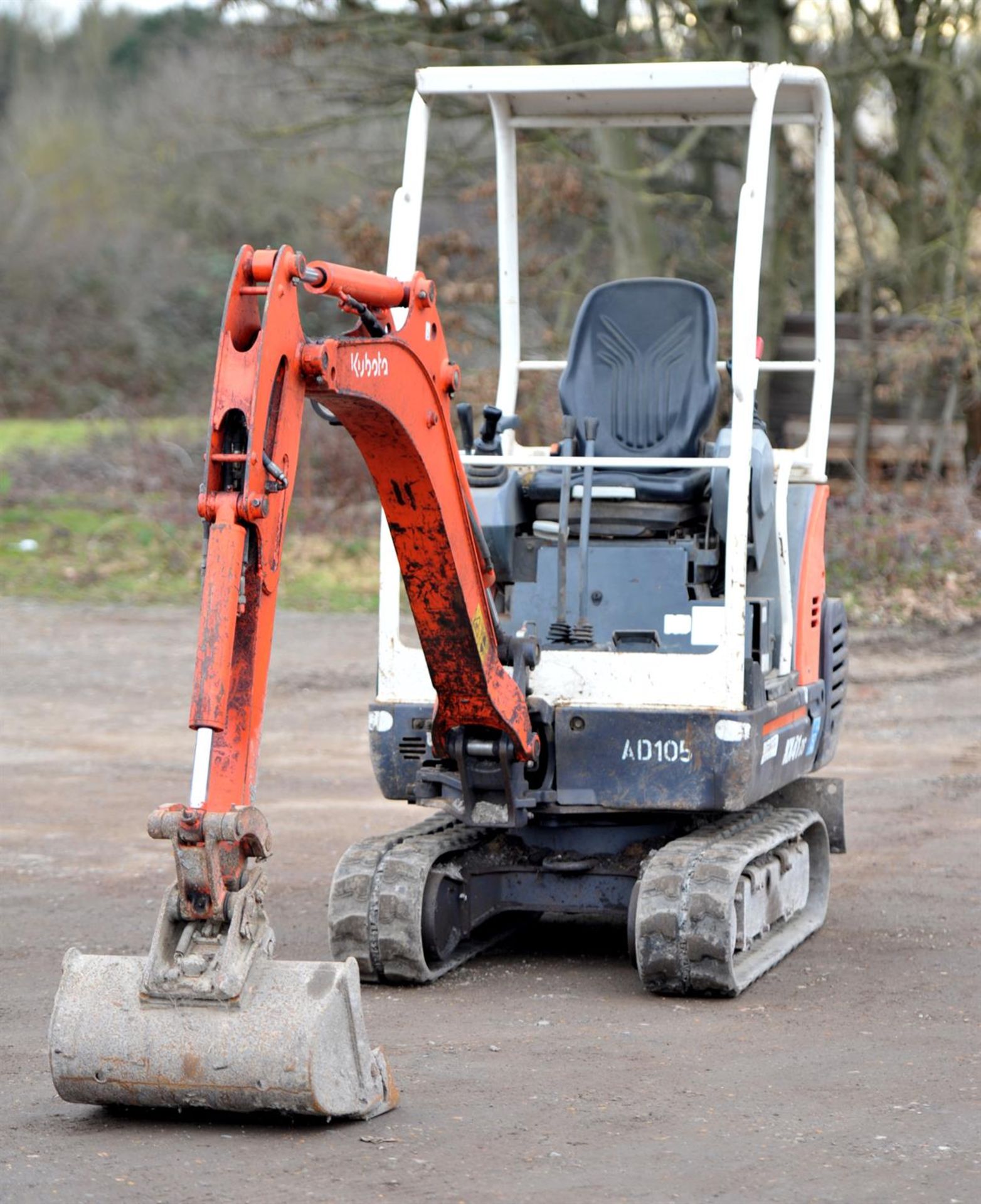 Kubota 1.5 ton digger KX413S. This mini digger comes in working order with its 3 digger buckets it - Image 3 of 10