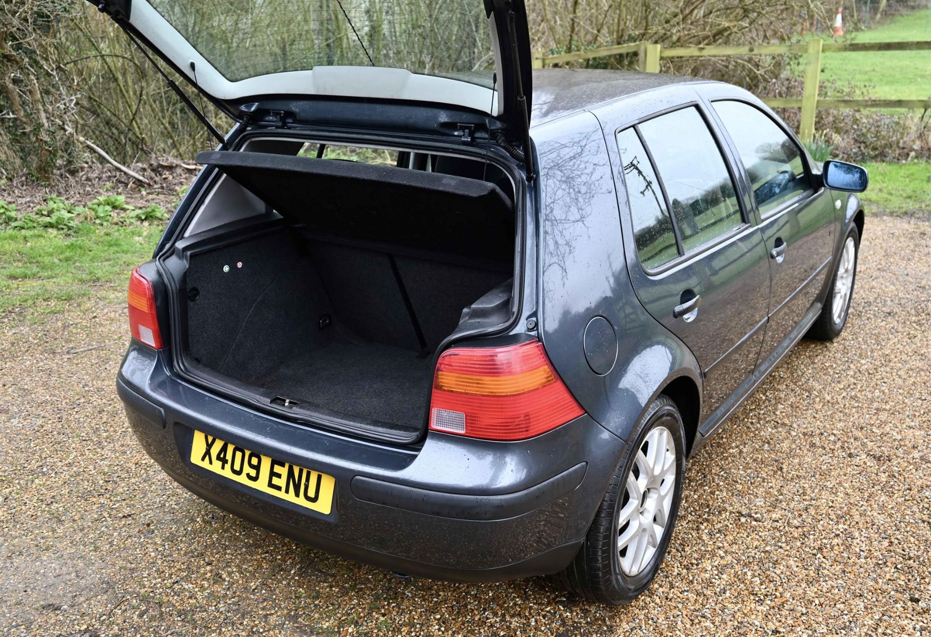 VW Golf. 1.6 Manual. Registration number: X409 ENU. 2000 VW Golf 1.6 SE 5-door Hatchback. - Image 8 of 12