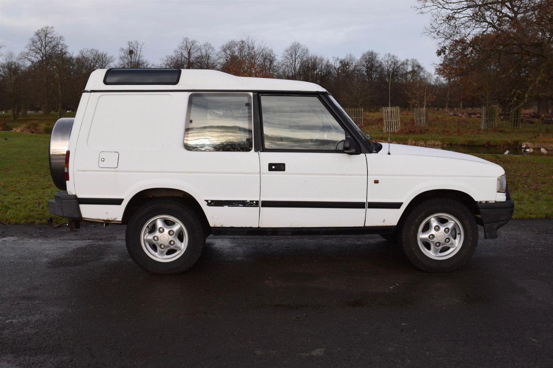 1998 Land Rover Discovery 2-Door R41 KAA. 2-door Land Rover Discovery 300 TDI, which was first - Image 28 of 41