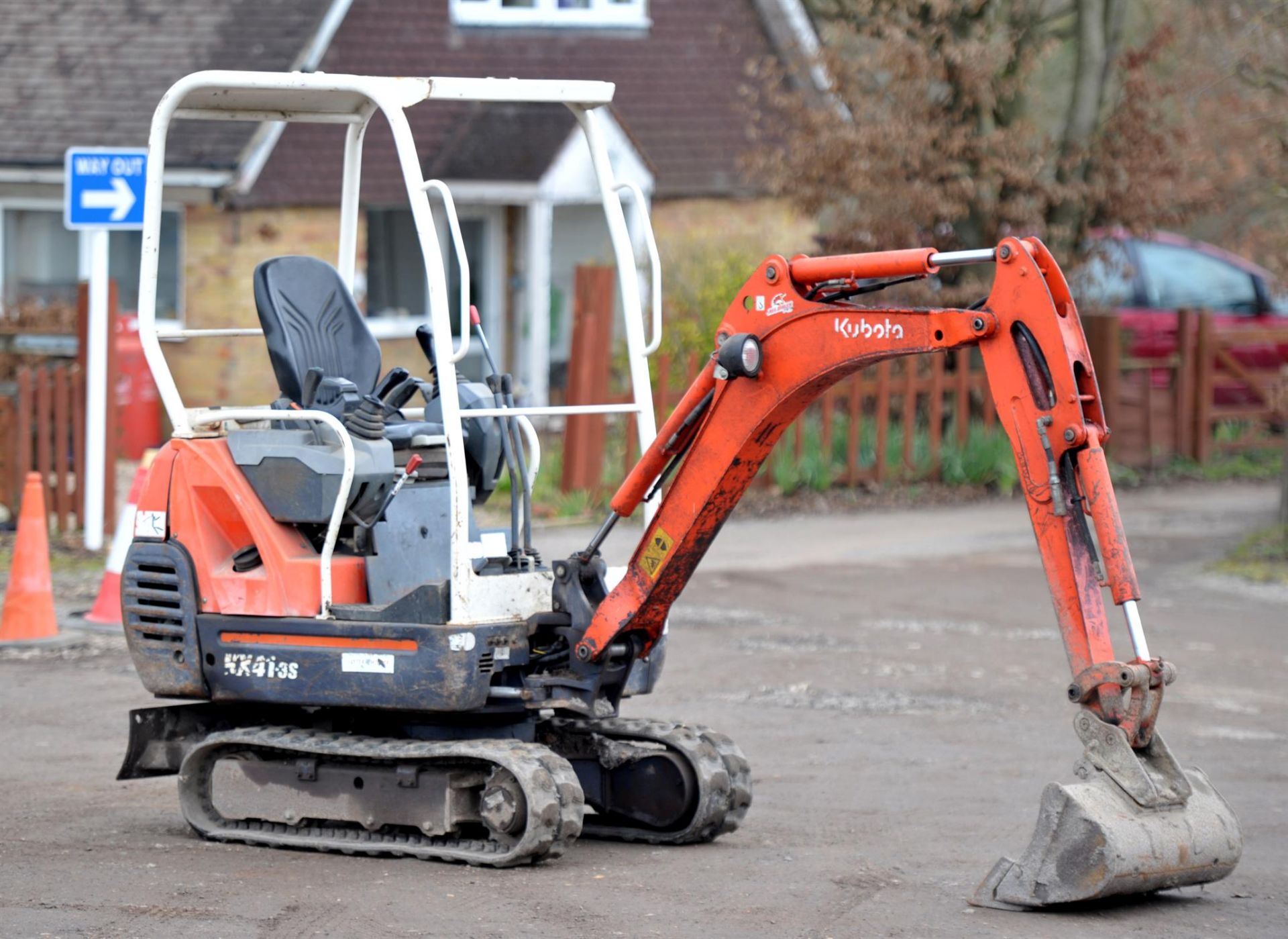 Kubota 1.5 ton digger KX413S. This mini digger comes in working order with its 3 digger buckets it