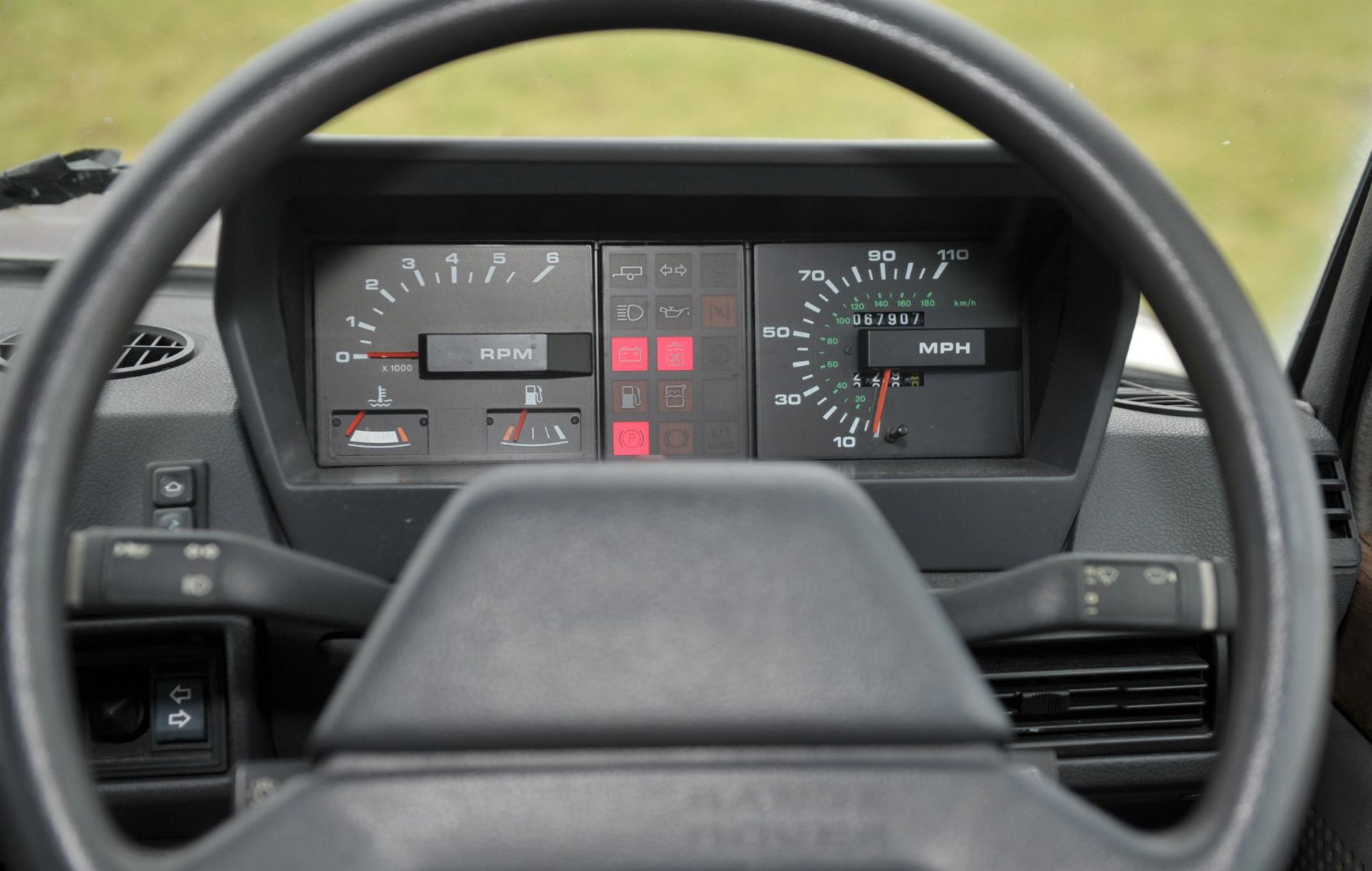 Range Rover Vogue V8 EFI in brown. Registration D555 CPB. Manual gearbox. Currently a non starter. - Image 7 of 15