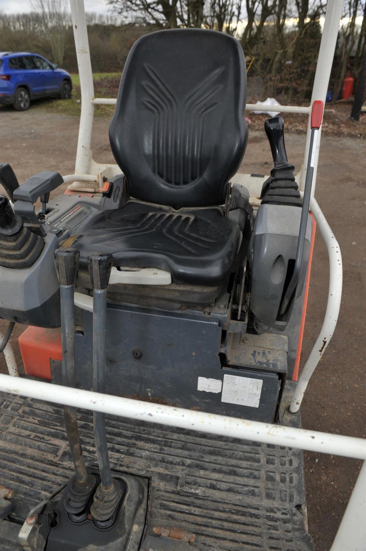 Kubota 1.5 ton digger KX413S. This mini digger comes in working order with its 3 digger buckets it - Image 4 of 10