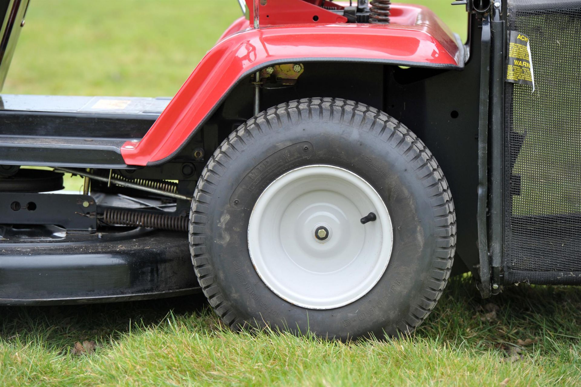 MTD Spider 76 RD Ride on Garden lawn mower. It comes with a grass collection box. - Image 13 of 14