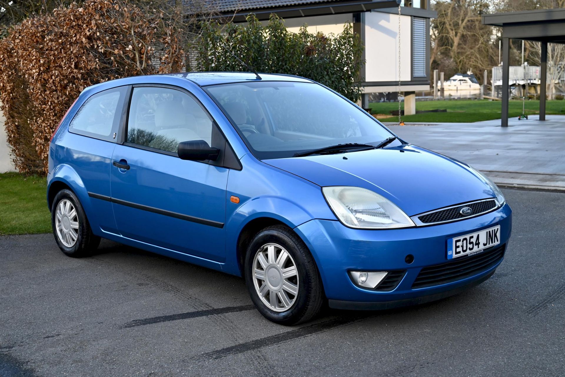 2004 Ford Fiesta 1.4 Ghia 3-door hatchback. Registration number: EO54 JNK. Metallic Aquarius Blue,