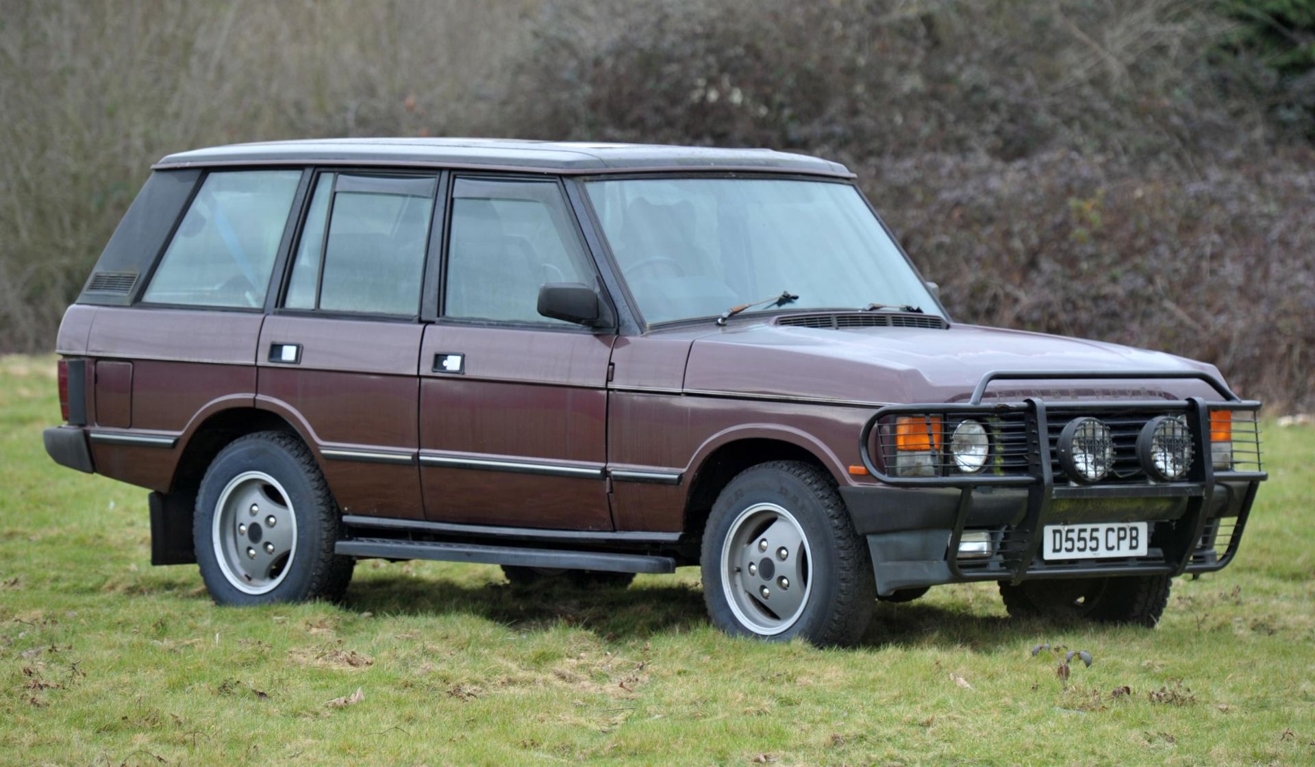 Range Rover Vogue V8 EFI in brown. Registration D555 CPB. Manual gearbox. Currently a non starter. - Image 3 of 15