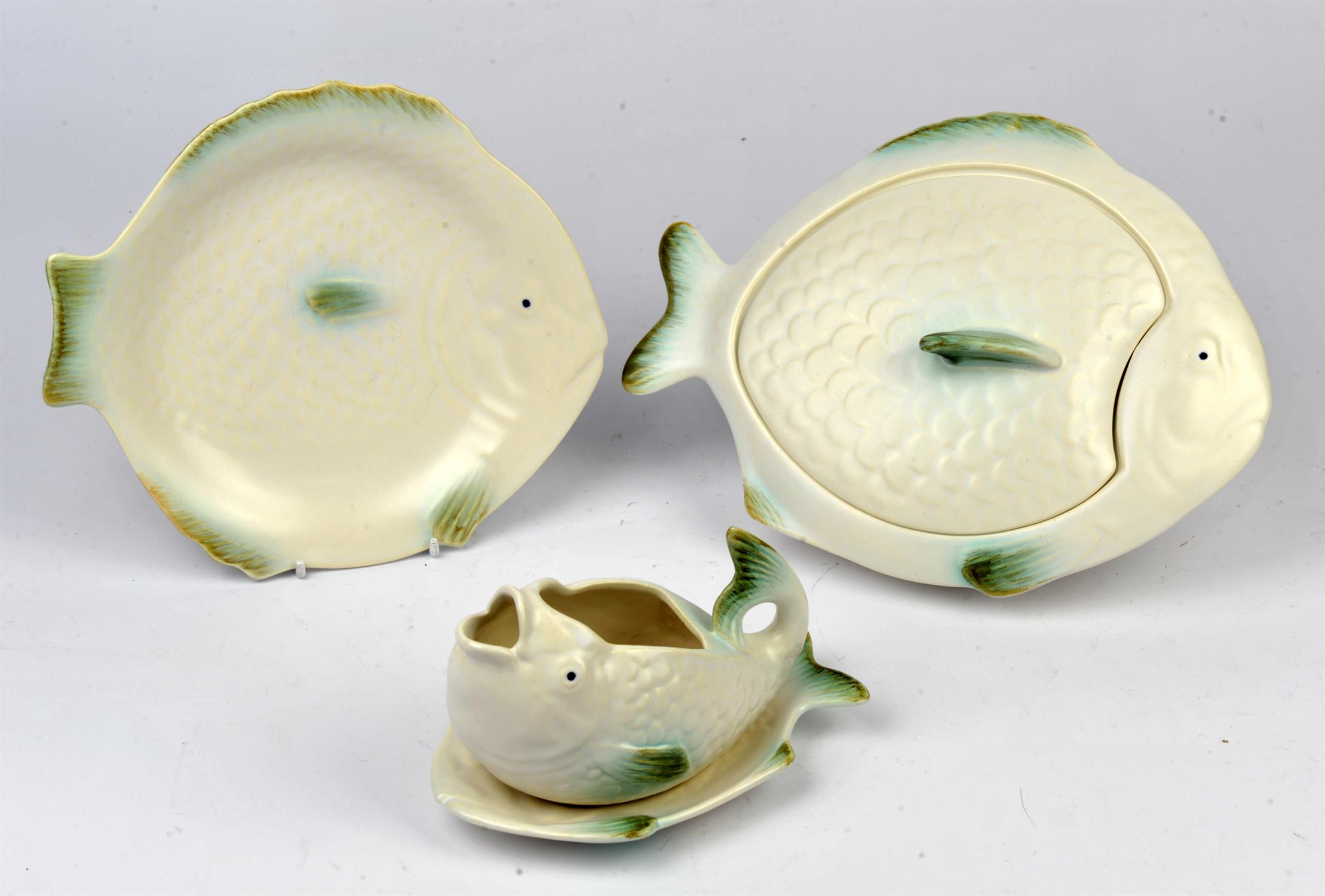 Shorter and Son Ltd, pottery fish serving service, to comprise tureen and lid, sauce boat and stand,