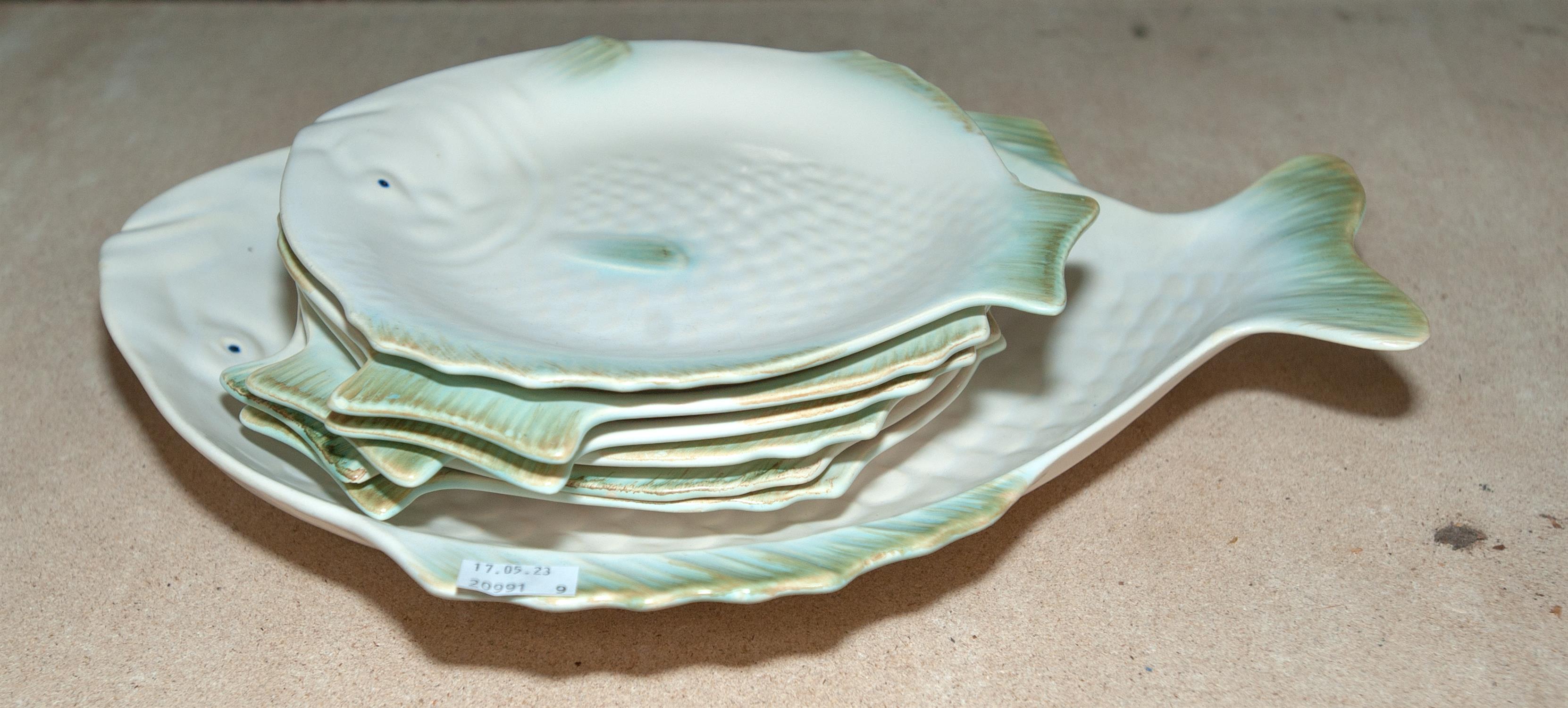 Shorter and Son Ltd, pottery fish serving service, to comprise tureen and lid, sauce boat and stand, - Image 2 of 2