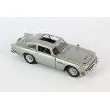 James Bond 007 - Danbury Mint Aston Martin DB5, 1:24 scale authorised replica of the car driven by