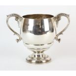 Large two handled pedestal silver cup by The Goldsmiths and Silversmith Company, H 22cm 33oz 1027gm