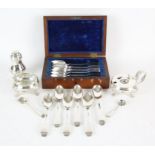 Boxed set of six Victorian fiddle pattern tea spoons by Chawner & Co, London 1861,
