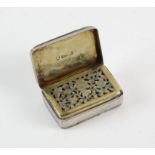 George III double sided vinaigrette / snuff box by William Pugh, with chased foliate decoration,