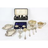 Cased pair of late Victorian silver salts with spoons by William Devenport , Birmingham 1899,