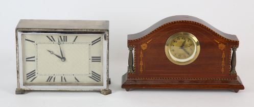 Art Deco mantel clock, the case of rectangular form, on square feet, the dial with Roman numeral