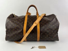 LOUIS VUITTON KEEPALL Bandouliere 55 holdall bag with long strap, padlock and key.
