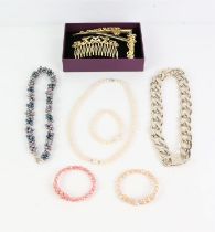 ADDENDUM DESCRIPTION : 30 items of boxed and bagged unworn costume jewellery including necklaces