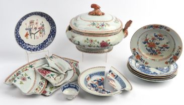 Ten pieces of Chinese Export porcelain, comprising: a famille rose tureen with associated stand,