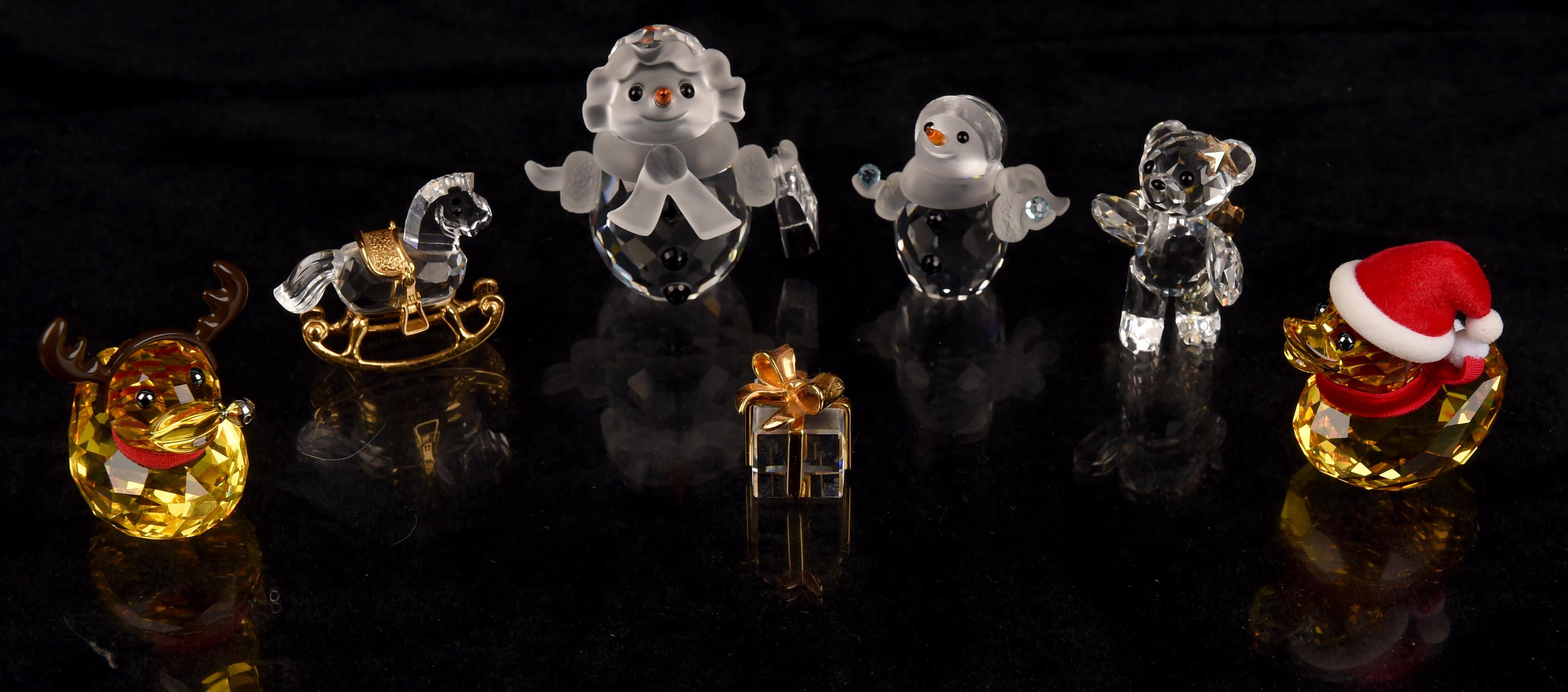 Swarovski crystal glass models including a little snowman (624572), snow woman holding a little - Image 3 of 3