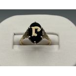 Ladies 9ct gold onyx ring with initials R in gold. Size L and 1.36g