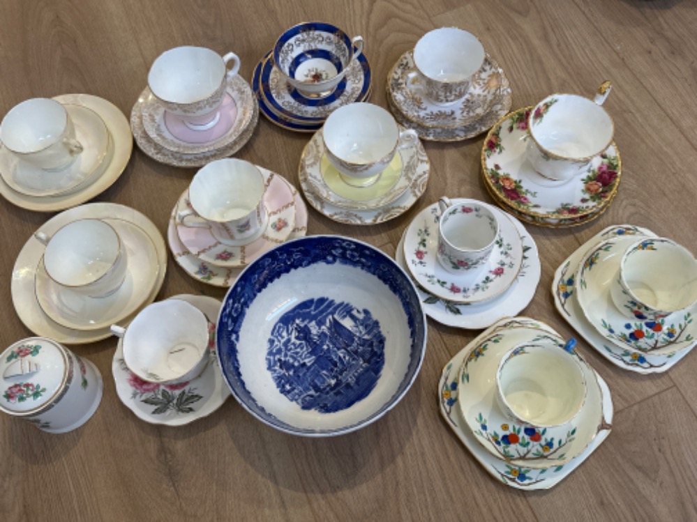 Tray lot comprising of mainly 3 piece (cup, saucer & plate) cabinet display sets, includes Royal