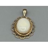 Ladies 9ct gold large Opal pendant, 2.26g