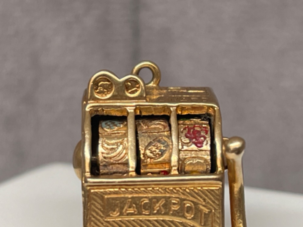9ct Yellow Gold Jackpot fruit machine charm - weighing 16.25 grams and 1.5cm in length x 2.1cm in he - Image 4 of 5
