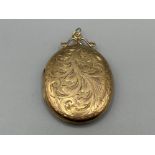 Ladies large 9ct gold engraved locket pendant, 6.98g in good condition
