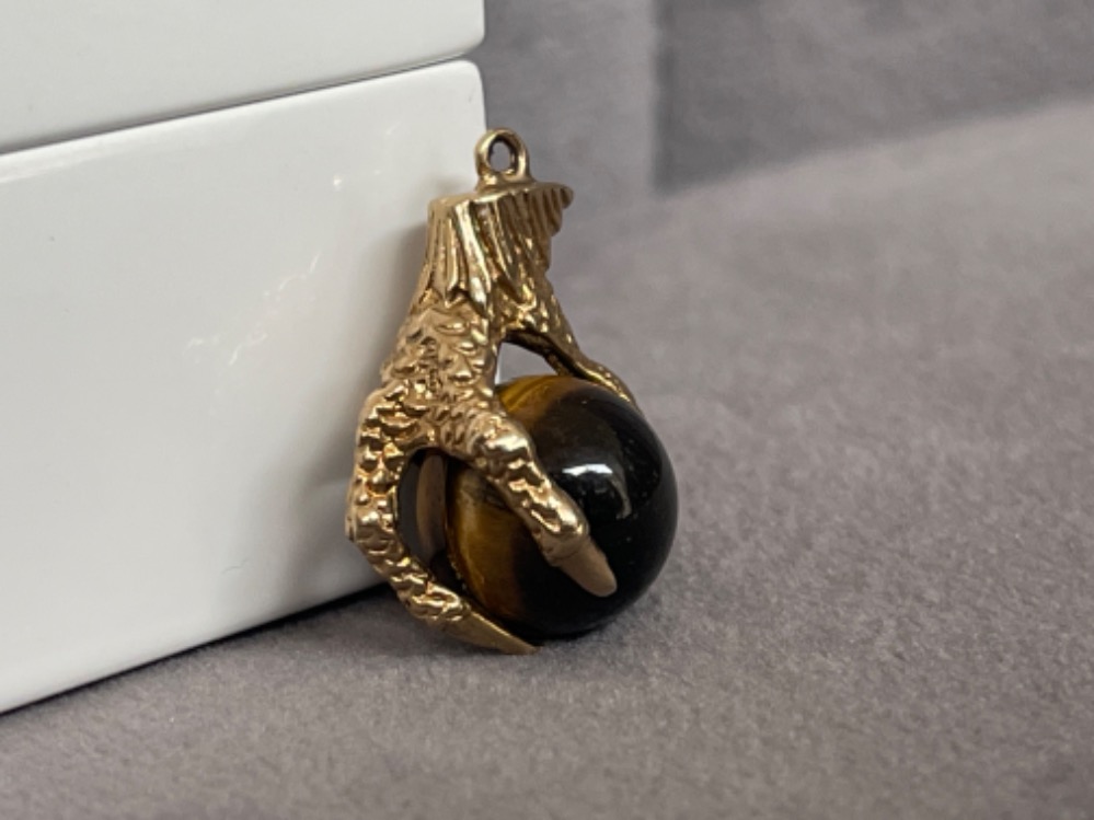 A unusual Eagle Claw Charm hold a tigers eye stone - weighing 5.06 grams - Image 2 of 4
