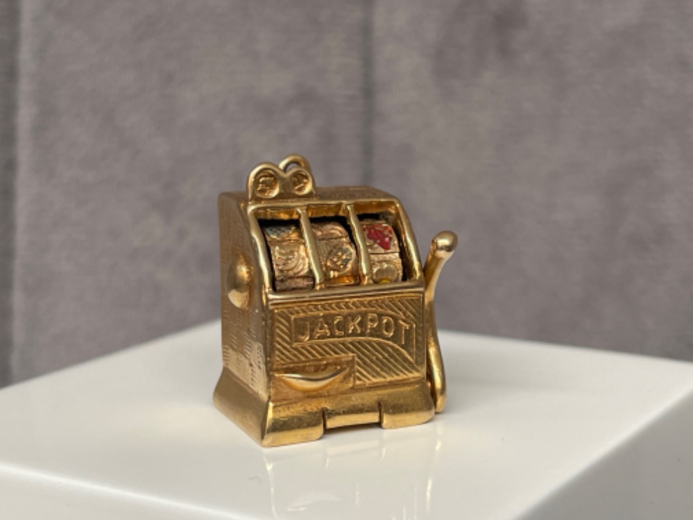 9ct Yellow Gold Jackpot fruit machine charm - weighing 16.25 grams and 1.5cm in length x 2.1cm in he