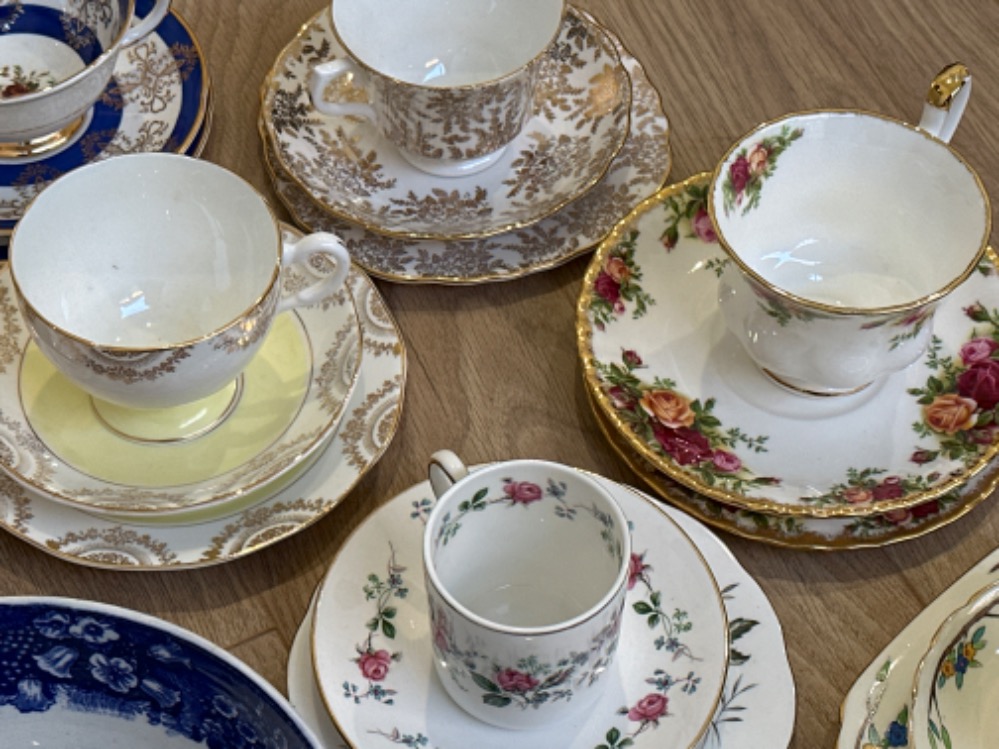 Tray lot comprising of mainly 3 piece (cup, saucer & plate) cabinet display sets, includes Royal - Image 2 of 3