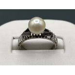 Ladies 18ct white gold Pearl ring, size N and 1.98g