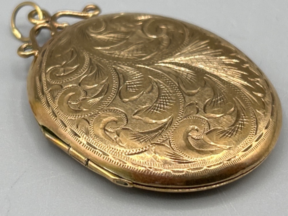 Ladies large 9ct gold engraved locket pendant, 6.98g in good condition - Image 2 of 4