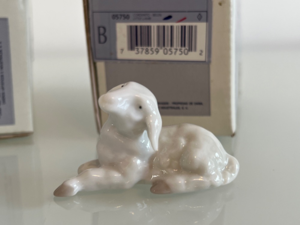 Lladro 5750/5969 ‘Little lamb & Nativity lamb’ in good condition and original box - Image 3 of 3