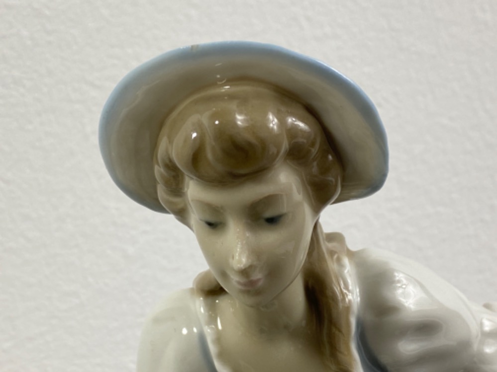 Lladro figure 4760 ‘Rest in the Country’ in good condition - Image 3 of 4